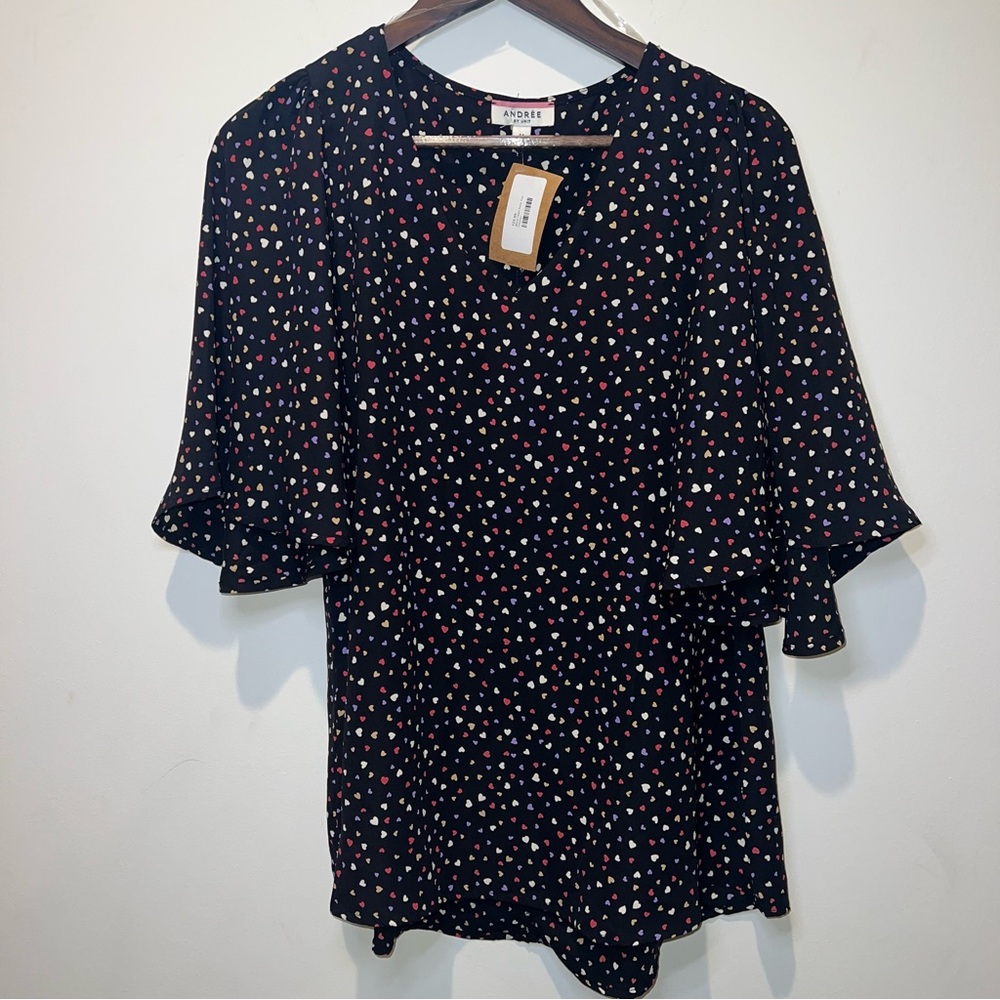 Andree By Unit NWT Boutique Women’s Medium All Over Hearts Black V-neck